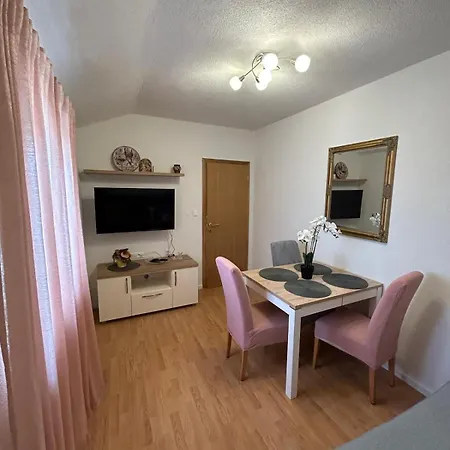 Apartment Lovre Topic